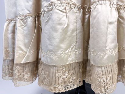 Une robe de style pour la cérémonie en satin...
