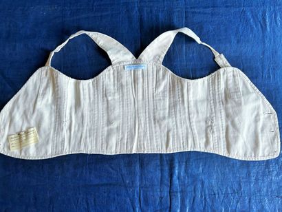 Trois corsets en coutil et coton blanc pour...
