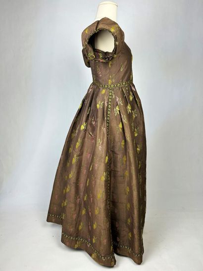 Une robe en taffetas liseré fond marron,...
