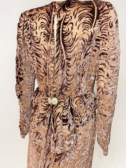 Une robe du soir à traine en velours dévoré...