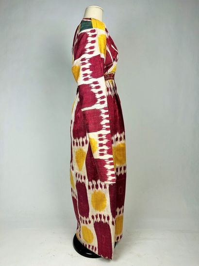 Une robe Chapan en ikat de soie à apprêt...