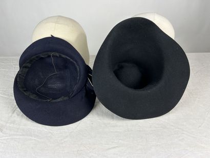 Quatre chapeaux de mode et bibis noir Circa...