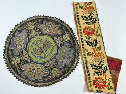 Un napperon brodé à la Tugra, Empire Ottoman...