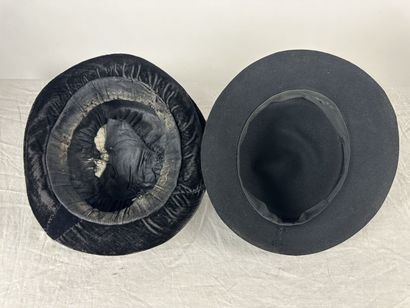 Quatre chapeaux de mode pour dame à petits...