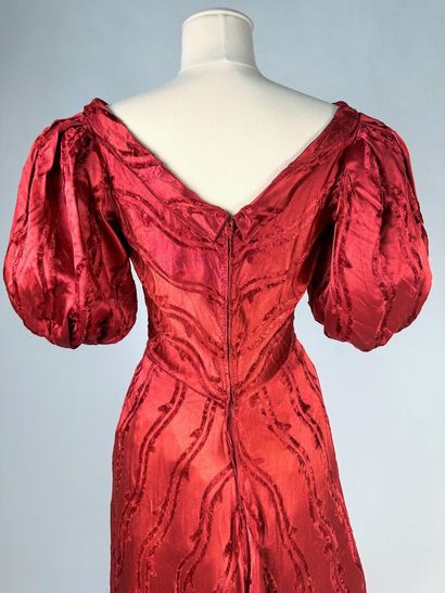 Robe longue pour le soir en satin broché...