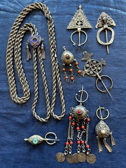 Une collection de bijoux berbères en métal...