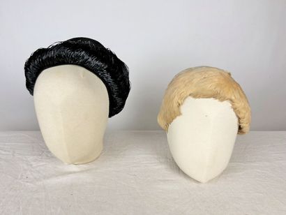 Une collection de quatre précieux bibis en...