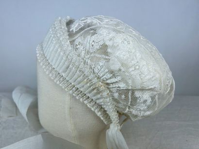 Cinq coiffes de fête en tulle blanc brodé,...