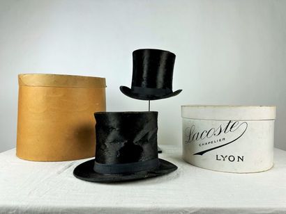 Deux chapeaux haut de forme taupé noir, dont...