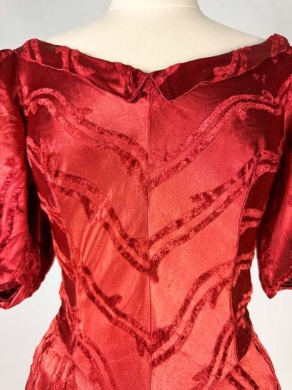 Robe longue pour le soir en satin broché...