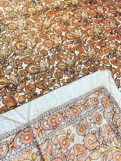 Châle ou nappe en taffetas de soie densément...