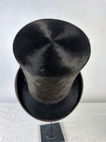 Deux chapeaux haut de forme à tuyau de poële,...