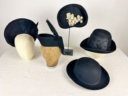 Cinq chapeaux de mode pour dame en feutre...
