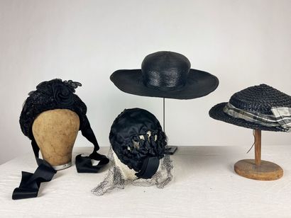 Quatre chapeaux noir de mode pour dame, dont...