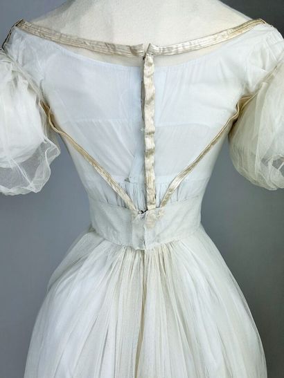 Une robe de bal à manches ballon, période...