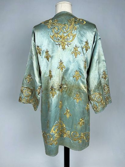 Une robe et un kaftan de cérémonie brodés...