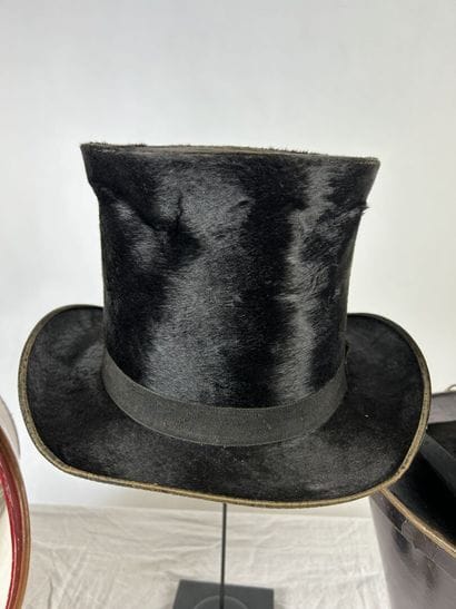Deux chapeaux haut de forme taupés noir à...