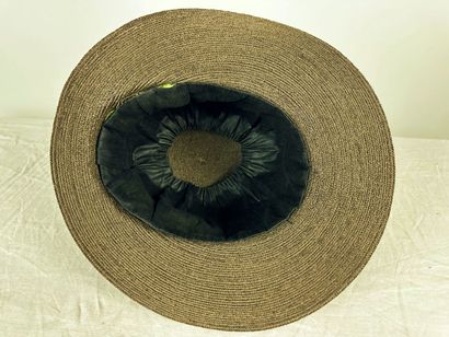 Un chapeau cloche pour dame en paille chataigne...