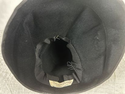 Cinq chapeaux de mode en feutre noir des...