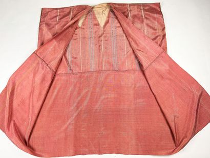 Un kaftan en tapisserie de soie saumon dit...