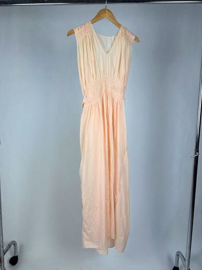 Trois robes longues, déshabillés pour le...