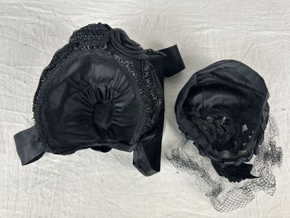 Quatre chapeaux noir de mode pour dame, dont...
