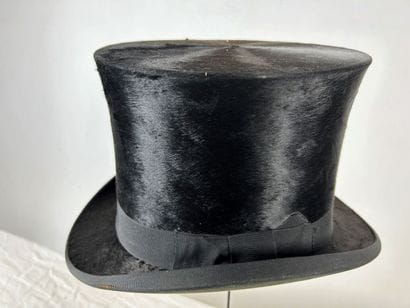 Un chapeau haut de forme taupé noir griffé...