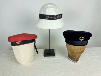 Trois casquettes à la marinière pour le tourisme...