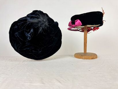Quatre chapeaux de mode en velours noir pour...