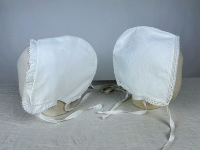 Un ensemble de douze coiffes de jour, charlottes,...
