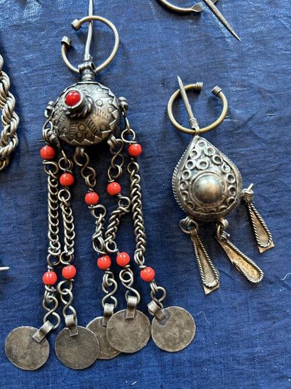 Une collection de bijoux berbères en métal...
