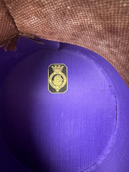 Trois chapeaux haut de forme taupés noir...
