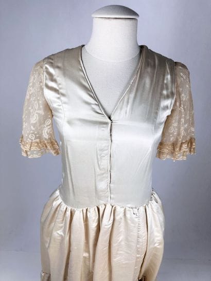 Une robe de style pour la cérémonie en satin...