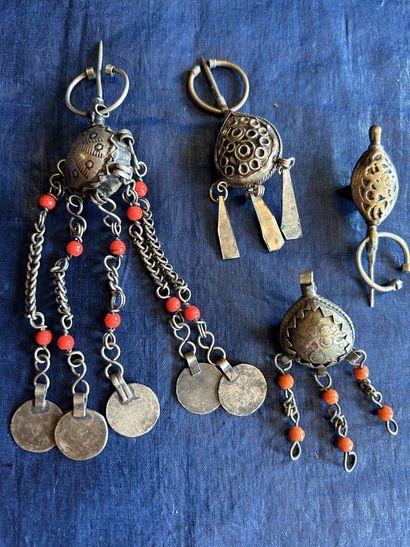 Une collection de bijoux berbères en métal...