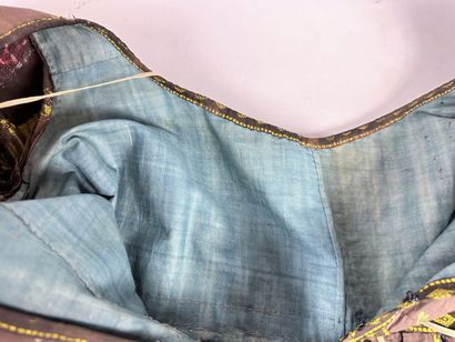 Une robe en taffetas liseré fond marron,...