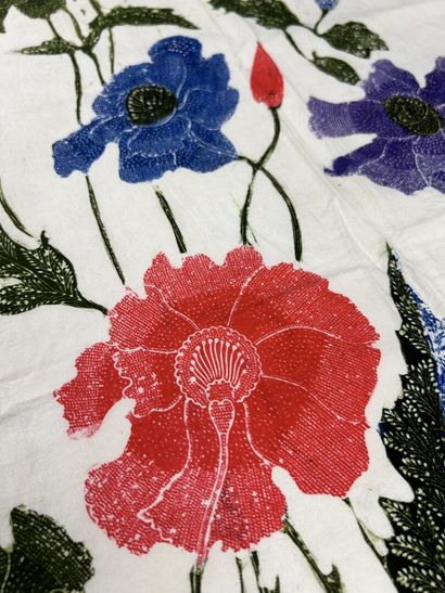 Un panneau de Batik fond blanc à extrémité...