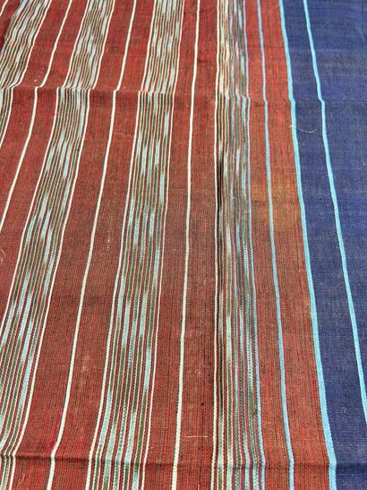 Deux pagnes en ikat de coton indigo de Timor,...