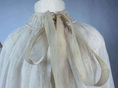 Une robe et cape de cérémonie pour fillette...