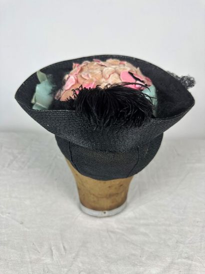 Trois chapeaux de mode pour dame dont une...