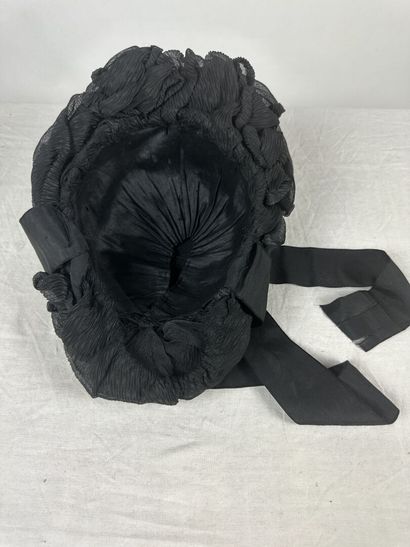 Quatre chapeaux de mode noir en crêpe de...