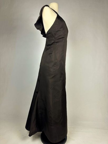 Une robe longue d'été pour le soir en taffetas...