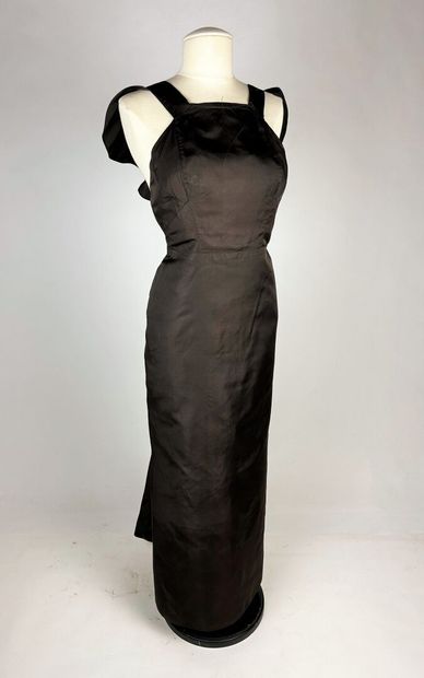 Une robe longue d'été pour le soir en taffetas...