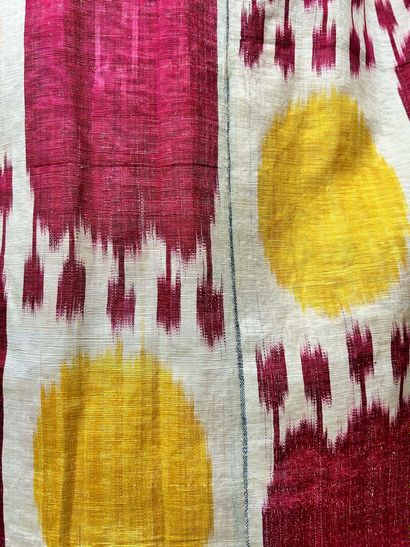 Une robe Chapan en ikat de soie à apprêt...
