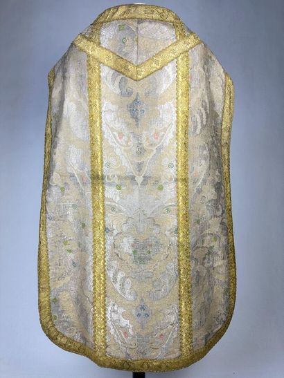 Précieuse chasuble à la romaine en drap d'or...