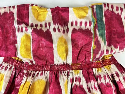 Une robe Chapan en ikat de soie à apprêt...