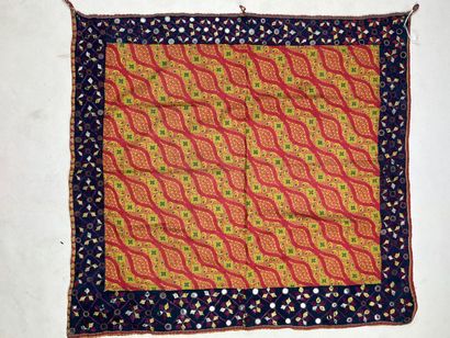 Un carré de coton Kutch, en indienne rouge...