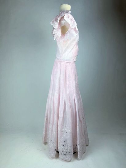 Robe d'été d'une adolescente en organdi rose...