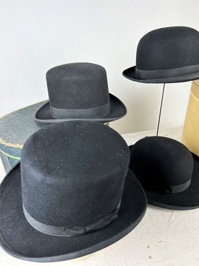 Quatre chapeaux melon en feutre noir, à bords...