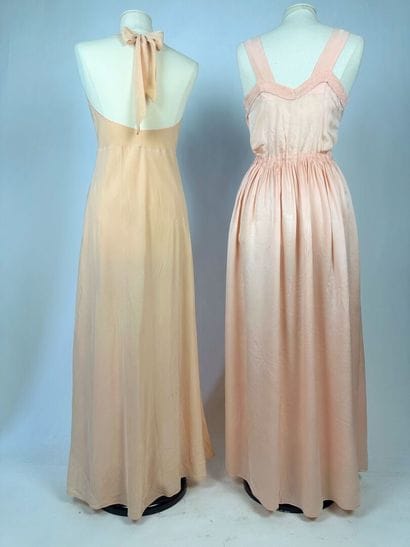 Trois robes longues, déshabillés pour le...