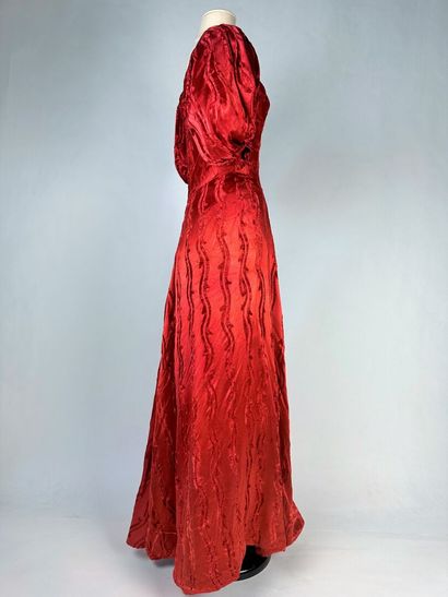Robe longue pour le soir en satin broché...